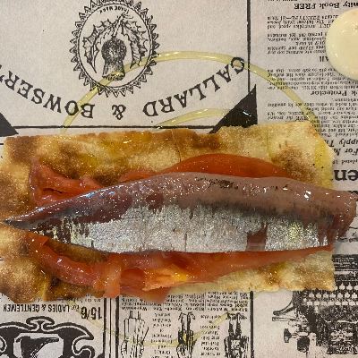 Sardina Ahumada: Tosta de pan, Tomate natural, Lomo de sardina ahumada, Alioli y Aceite de Oliva